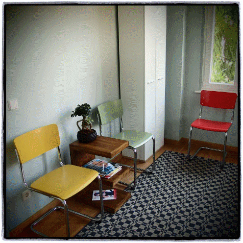 Blick in das Wartezimmer mit 2 Stühlen